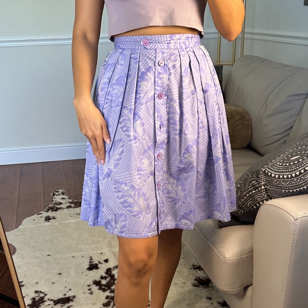 VINTAGE ANNE KLEIN - Pretty lilac skirt, fun leaf print - offset button - size 4